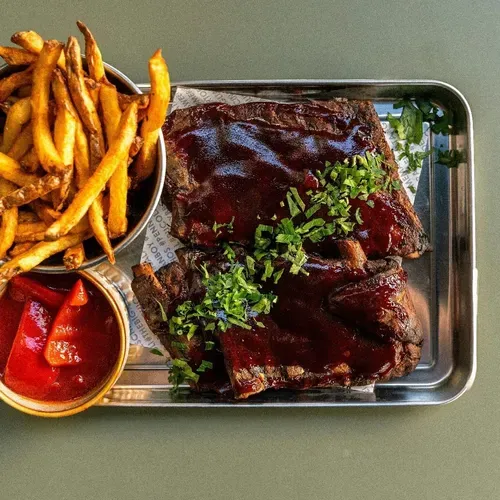 Coaste de porc marinate in suc de mere