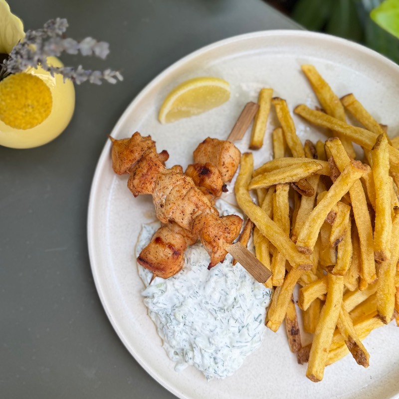 II. Souvlaki de pui cu tzatziki și cartofi prăjiți
