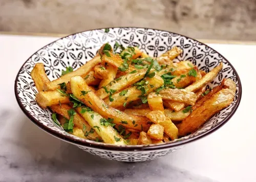 French fries cu usturoi si patrunjel