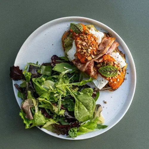 Oua posate cu guacamole